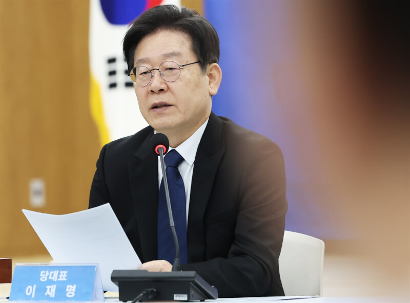 韓國最大在野黨魁李在明10日出席會議。（韓聯社）