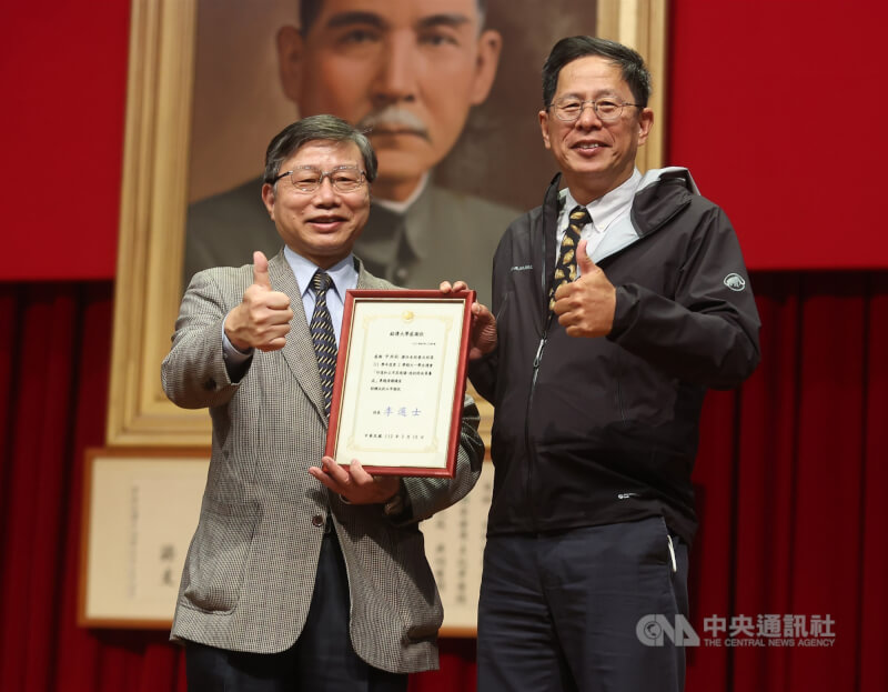 中央通訊社第6屆「我是海外特派員」校園巡迴講座,10日前進銘傳大學,銘傳大學副學務長丁明勇(左)致贈感謝狀給中央社董事長劉克襄(右)。中央社記者張新偉攝112年3月10日