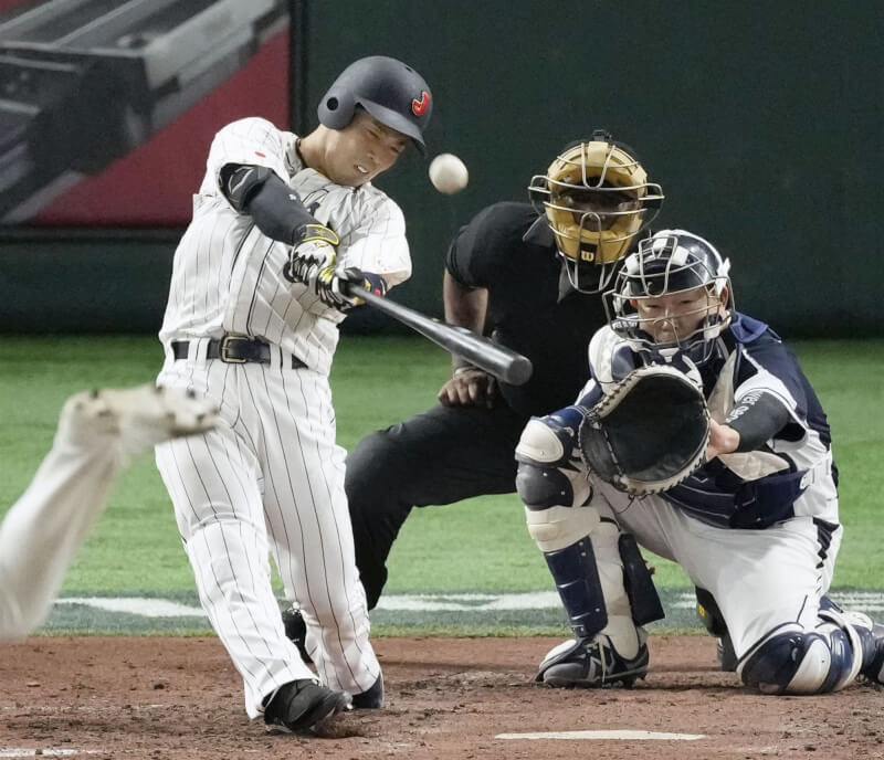 日本隊10日在世界棒球經典賽B組預賽中火力全開，5局下，近藤健介（左）打出一發陽春全壘打。（共同社）