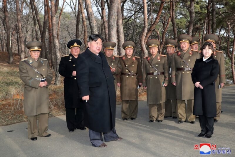 北韓領導人金正恩（前左）視察一項火力攻擊演習後，下令軍方加強「實戰」演練。（圖取自北韓中央通信社網頁kcna.kp）