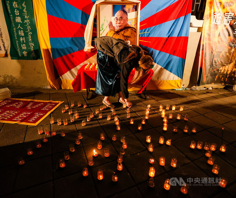 適逢西藏抗暴日64週年，多個在台藏人團體10日晚間在台北自由廣場前舉行燭光祈願晚會，民眾以燭光在地上排出Save Tibet，為遭受人權侵害的藏人發聲。中央社記者鄭清元攝 112年3月10日