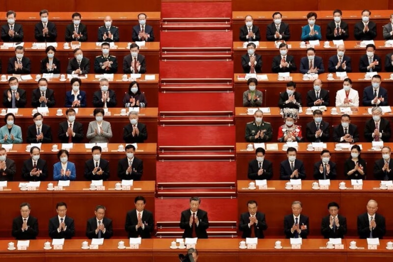 5日中國國家主席習近平（第一排左5）在全國人民代表大會開幕式上鼓掌。（路透社）