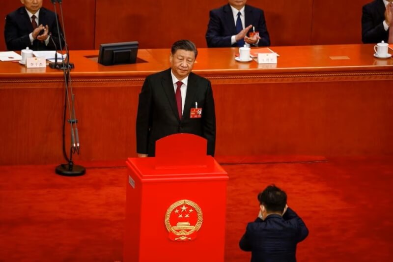 習近平（中）10日在中共第14屆全國人大會議當選中國國家主席，開啟第3任期。（MARK R. CRISTINO/Pool via 路透社）