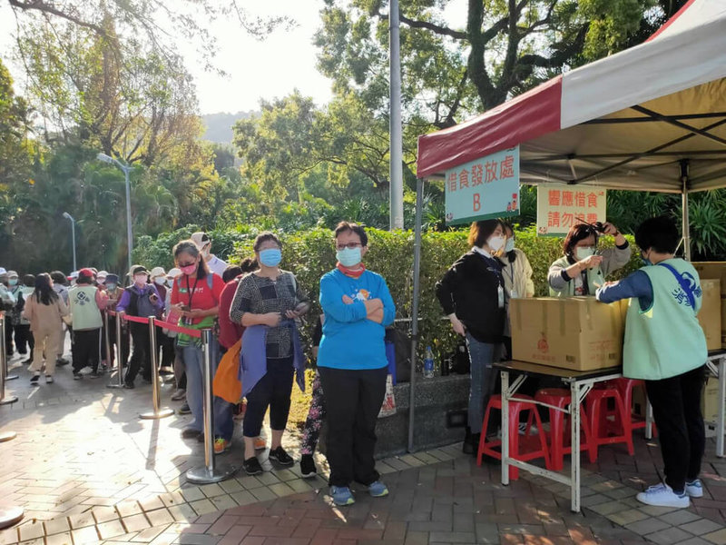 消基會11日舉辦惜食減碳救地球活動，現場發放惜食餐點，呼籲消費者平日飲食可逐步改為少肉的蛋奶素或全素，因根據世界衛生組織建議，此舉可讓溫室氣體排放量減少29%到70%。（消基會提供）中央社記者楊淑閔傳真  112年3月11日