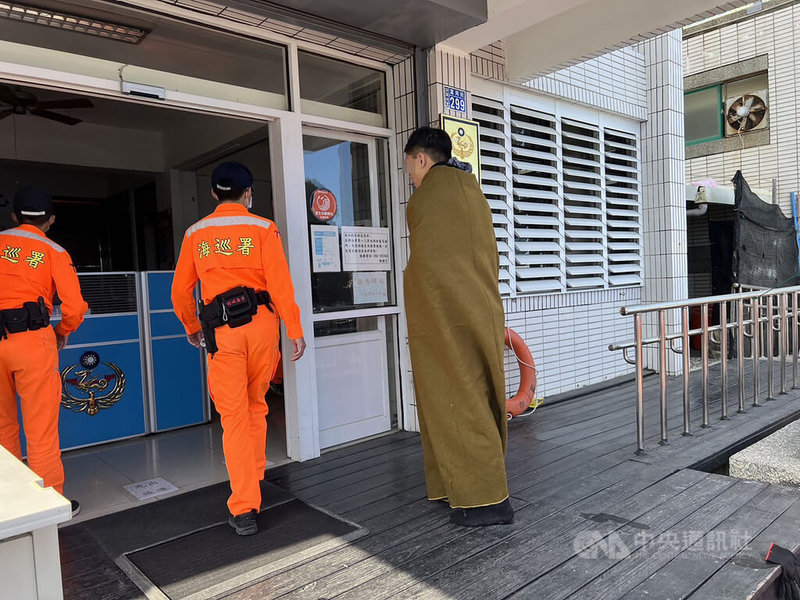 台東縣富岡港外海11日下午發生2人溺水事件，其中1人 （右）被海巡順利救起無大礙，但被漁船救起的另外1人已呈現OHCA（到院前心肺功能停止），緊急送醫搶救。中央社記者盧太城台東攝  112年3月11日