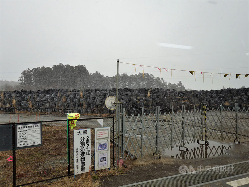 日本311大地震福島核電廠核災後，去除輻污的土壤估計有1400萬立方公尺，日本政府在福島設立中期儲存設施儲存。此外，設有分類處理的物置場。中央社記者楊明珠福島攝  112年3月11日