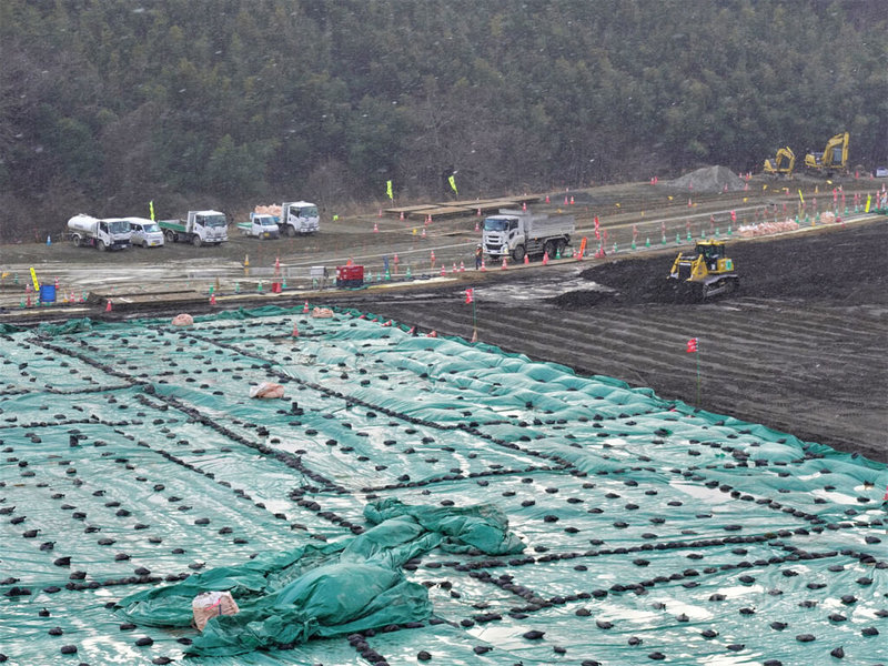 日本政府在福島縣設立中期儲存設施存放除輻污土、廢棄物、燒灰等，目前已堆積約1338萬立方公尺，陸續進行掩埋、覆蓋等的處理，2045年3月之前要將輻污土等運出福島縣。中央社記者楊明珠福島攝 112年3月11日