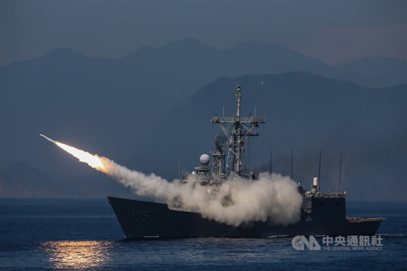 圖為國軍去年7月漢光演習，海軍成功級艦實彈射擊「標準一型」防空飛彈。（中央社檔案照片）