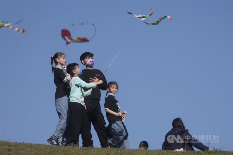 圖為3月5日小朋友們在新北市八里十三行文化公園放風箏。（中央社檔案照片）