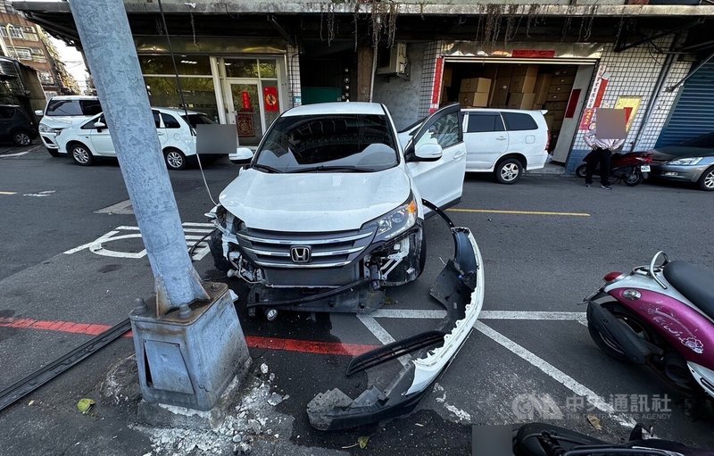 新北市三重警分局11日表示，一輛白色轎車10日疑自撞路旁路燈，造成路燈底座毀損，但駕駛已離開事故現場。警方已依據車號與監視器畫面持續追查駕駛到案。（翻攝畫面）中央社記者黃旭昇新北傳真  112年3月11日