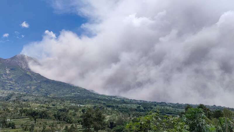印尼日惹梅拉比火山11日中午噴發濃煙。（圖取自twitter.com/BPPTKG）