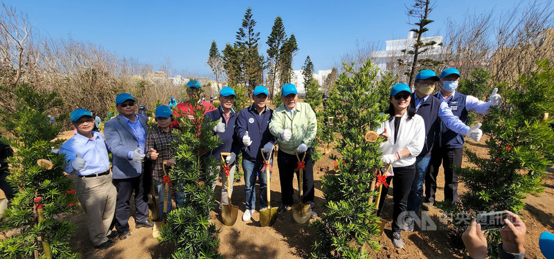 「森活圈踏進都巿林」植樹活動11日在澎湖縣政府消防局後方空地舉行，澎湖縣長陳光復（右4）、副議長藍凱元（右5）等人及社區民眾合力在馬公重光社區種下蘭嶼羅漢松等近10種適合澎湖環境的600餘棵苗木。中央社  112年3月11日