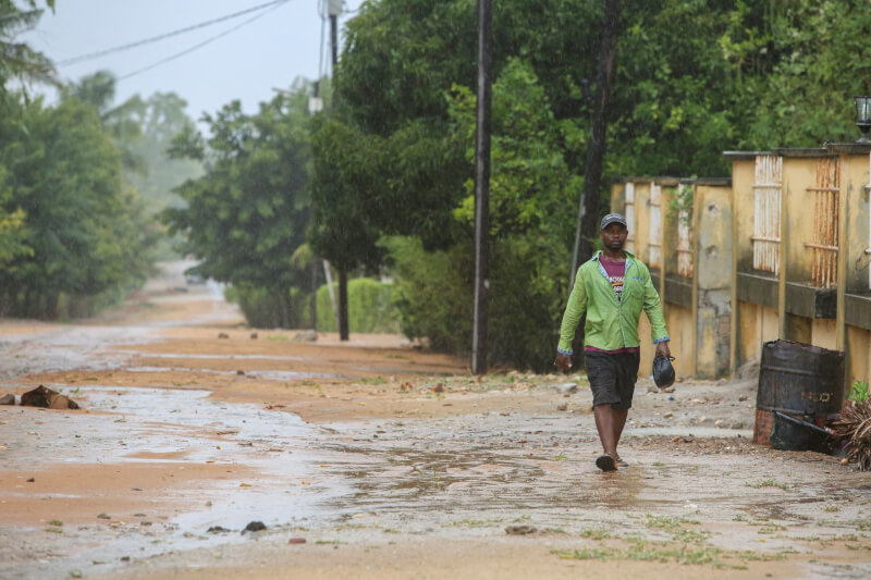 弗萊迪熱帶氣旋2月底席捲莫三比克曾釀成死傷，圖為當地民眾走在風雨過後泥濘的路上。（UNICEF Mozambique/223/Alfredo Zuniga/via 路透社）
