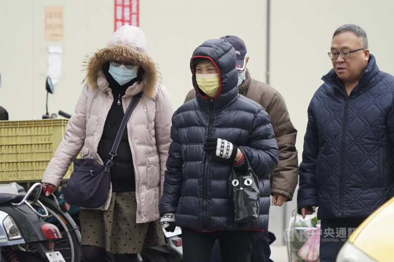 中央氣象局表示，12日入夜後冷空氣南下，屆時北台灣低溫降到13到15度。圖為走在台北市北投區街頭的民眾穿上外套禦寒。（中央社檔案照片）