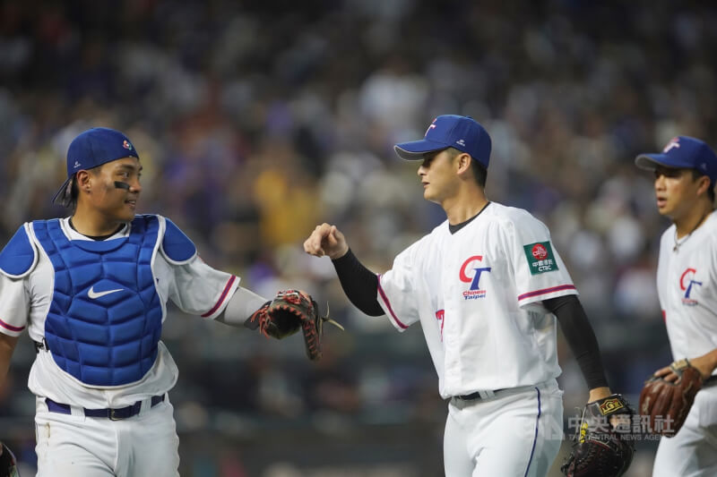 世界棒球經典賽（WBC）A組預賽台灣隊11日晚間在台中洲際棒球場對上強敵荷蘭隊，投手吳哲源（左2）上場中繼。中央社記者徐肇昌攝 112年3月11日