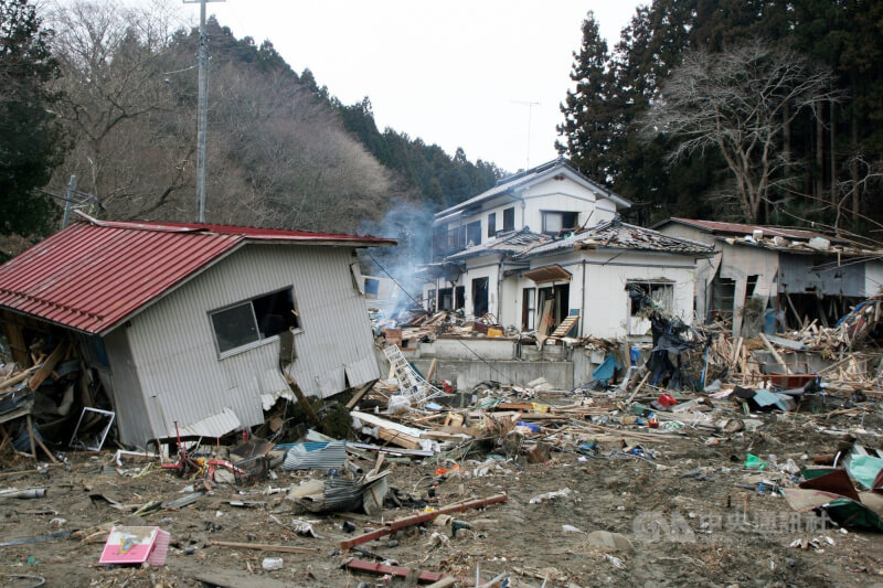 圖為2011年3月26日宮城縣南三陸町志津川地區建物被海嘯摧毀。（中央社檔案照片）
