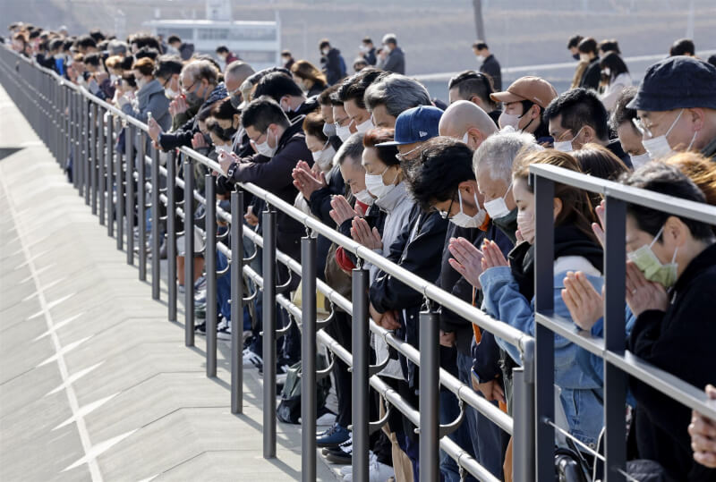 日本311大地震11日屆滿12週年，民眾齊聚在當時遭重創的岩手縣，雙手合十為罹難者默哀。（共同社）