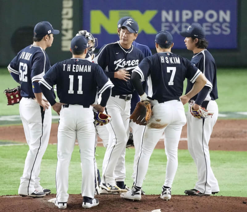 世界棒球經典賽韓國隊（圖）10日4比13慘敗給日本隊，韓國媒體紛以「東京慘案」、「東京惡夢」等下標。（共同社）