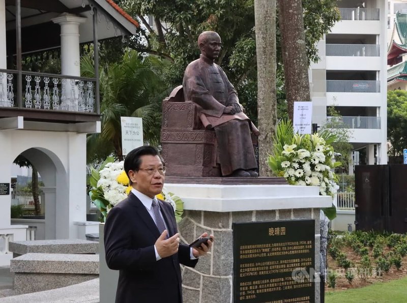 紀念國父孫中山逝世98週年，駐新加坡代表梁國新12日到晚晴園獻花致敬。他表示，在晚晴園紀念非常有意義。中央社記者侯姿瑩新加坡攝  112年3月12日