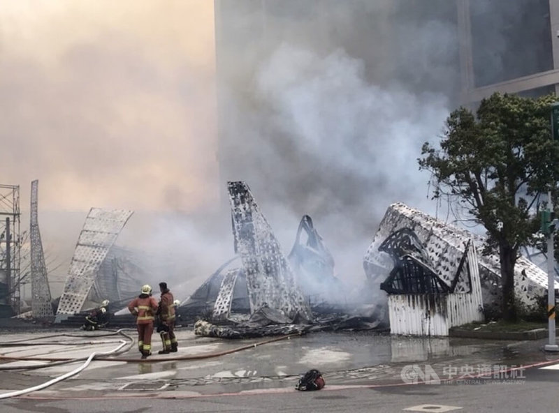 新北市三重區仁義街某建案的接待中心12日下午發生火警，警消獲報迅速到場滅火，但接待中心及樣品屋都已付之一炬。（翻攝照片）中央社記者王鴻國傳真 112年3月12日