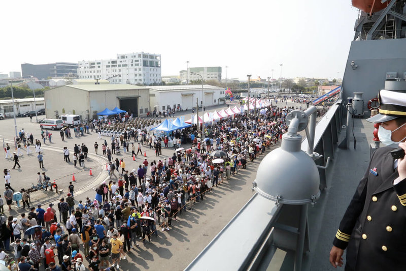 海軍敦睦遠訓支隊12日、13日停靠安平港，開放民眾登艦參觀，12日上午出現不少人潮。（台南市政府提供）中央社記者楊思瑞台南傳真  112年3月12日