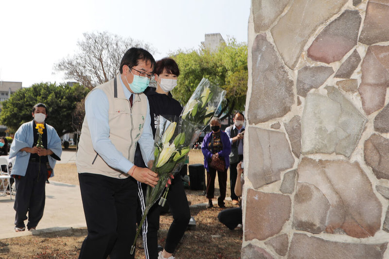 湯德章紀念協會12日在台南市湯德章紀念公園舉辦「湯德章烈士追思紀念會」，台南市長黃偉哲（前左）與民進黨立委陳亭妃（前左2）等人到場獻花致意。（台南市政府提供）中央社記者楊思瑞台南傳真  112年3月12日