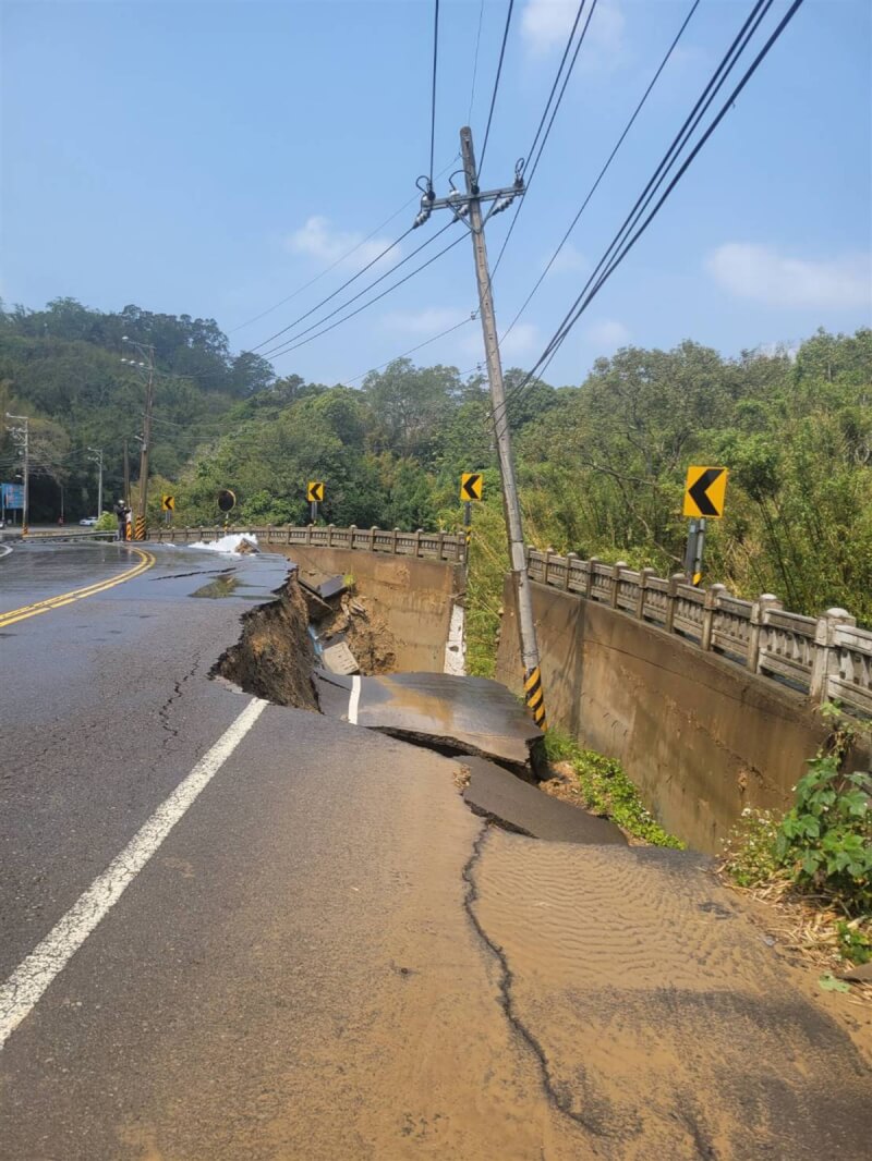 新竹縣寶山鄉寶山路1段一處道路12日中午發生寶山第二水庫至淨水場的輸水管線爆裂，導致柏油路面裂開、下陷及電線桿倒塌。（寶山鄉長邱振瑋提供）中央社記者魯鋼駿傳真 112年3月12日