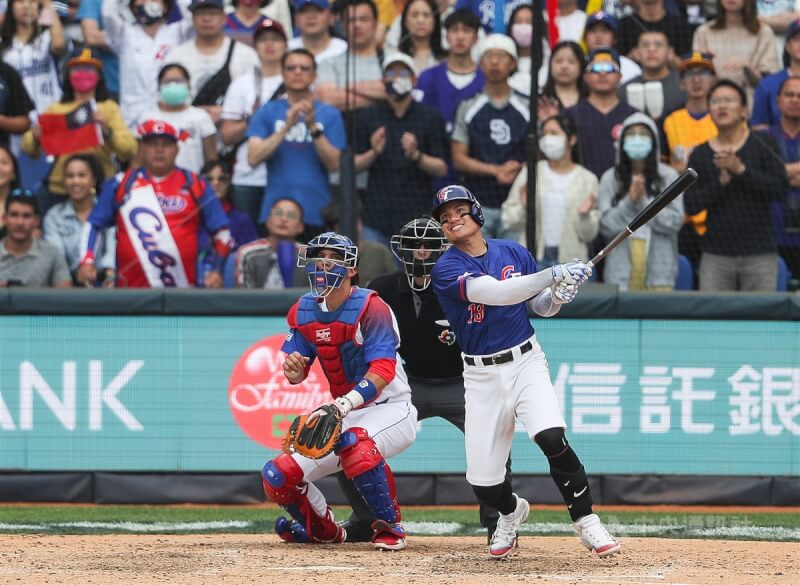 世界棒球經典賽台灣隊12日預賽最後一戰面對強敵古巴隊，台灣好手張育成（前右）9局上敲出二壘打，帶有1分打點；在球擊出瞬間，全場球迷與張育成都緊盯球的落點。中央社記者張新偉攝　112年3月12日