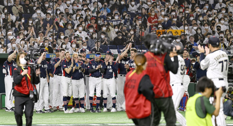 世界棒球經典賽捷克隊球員及總教練幾乎都是業餘人士，奮戰精神吸引日本球迷關注。（共同社）