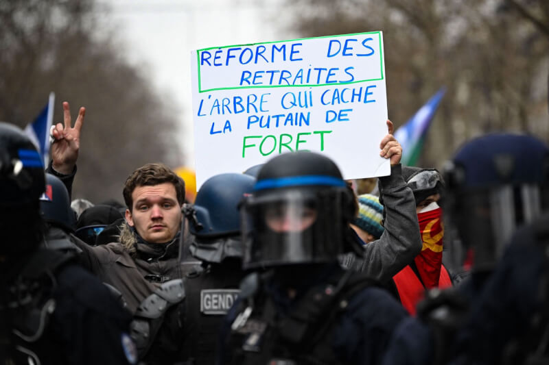 法國工會11日舉行第7場反年改全國示威，參與人數創1月以來新低。法國參議院晚間提前表決並以195票贊成、112票反對，通過年改法案將法定退休年齡從62歲延後至64歲。（法新社）
