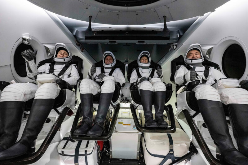 日籍太空人若田光一（右）已順利返回地球，此次太空飛行停留期間長達逾157天。圖左起為俄羅斯太空人基基娜、美籍太空人卡薩達及曼恩。（圖取自twitter.com/NASA）