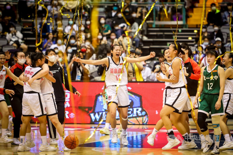 HBL高中籃球聯賽女子組冠軍戰12日在台北小巨蛋進行，由北一女中對決淡水商工，淡水商工以81比59勝出封后，順利完成4連霸，球員們開心在場中慶祝。中央社記者王騰毅攝 112年3月12日