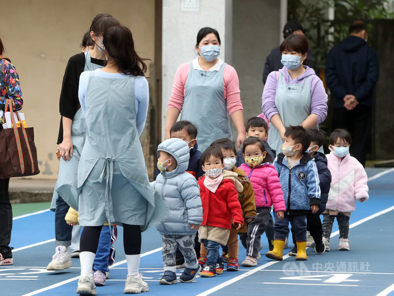 台北市政府13日宣布，北市公辦民營托育人員起薪提高至新台幣3萬8000元，預估512名托育人員受惠，並預計增加22家公辦民營托嬰機構，希望將服務量能提高至2200多名。中央社記者鄭傑文攝  112年3月13日