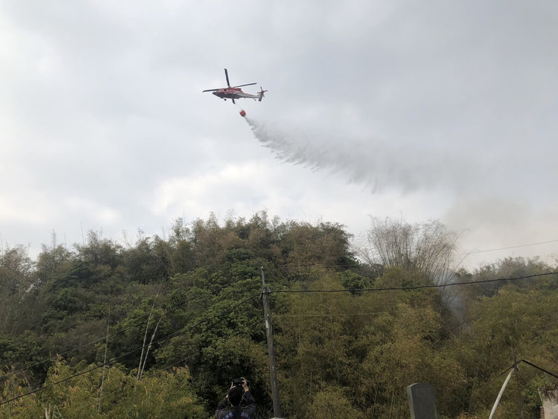 高雄市燕巢區番田路附近山區13日中午多處起火，消防局出動空勤直升機灑水，火勢於下午約5時許撲滅。（高雄市消防局提供）中央社記者蔡孟妤傳真  112年3月13日