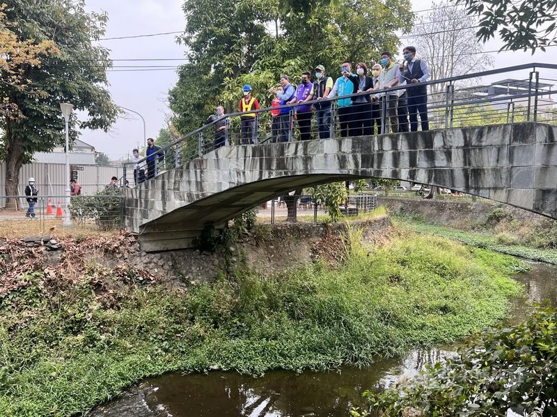 屏東縣政府為改善內埔鄉龍頸溪每當颱風暴雨來臨時易淹水問題，並打造水岸生態環境綠廊，啟動龍頸溪水岸環境營造計畫，13日動工，屏東縣長周春米（前右3）也前往實地勘查，確保工程順利。中央社記者李卉婷攝  112年3月13日