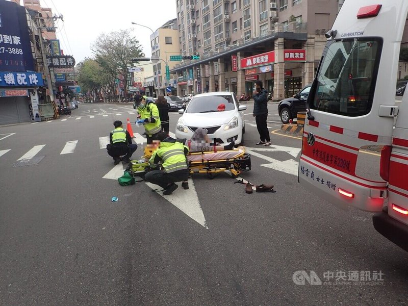 林姓女子13日上午開車行經台中市北屯區一處路口時，撞上步行經過行人穿越道的陳姓男子，造陳男一度倒地不起，幸送醫後無生命危險。（翻攝照片）中央社記者蘇木春傳真 112年3月13日