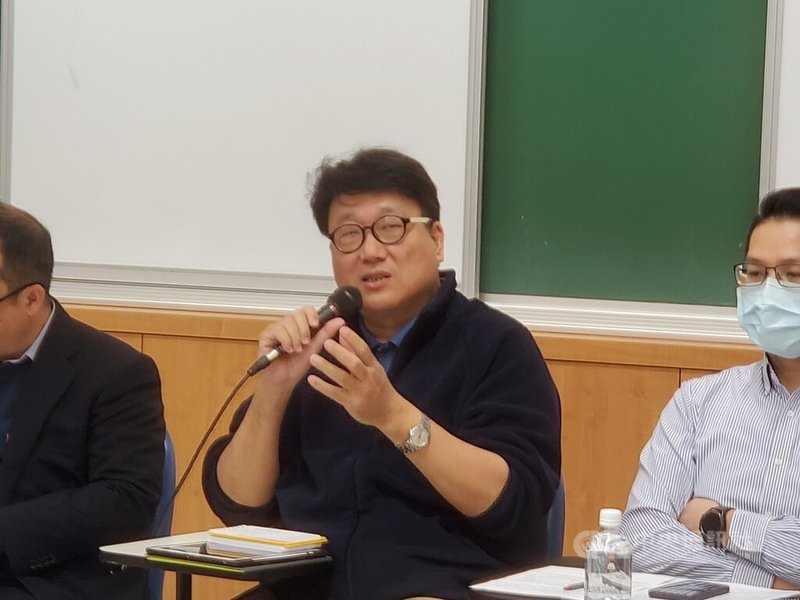 國立政治大學東亞研究所13日舉辦「2023年中共『兩會』的總體觀察」座談會，致理科大國貿系副教授張弘遠（中）表示，「兩會」期間兩岸在政治及經濟上出現微妙變化。中央社記者陳沛冰攝  112年3月13日