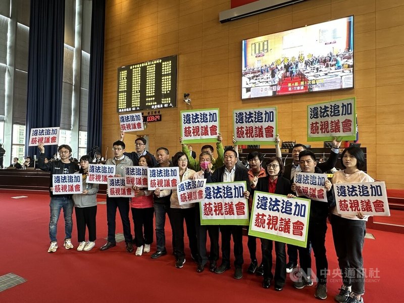 台中市議會13日召開臨時會，市府追加「台中振興經濟－消費金歡喜送計畫」新台幣3.5億元，引發民進黨籍議員質疑，指市府換了名目「換湯不換藥」，追加購物節預算3.5億元是違法追加，要求退回。中央社記者趙麗妍攝  112年3月13日