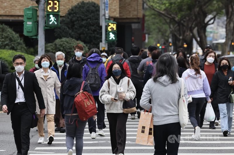 受大陸冷氣團影響，各地溫度明顯下降，北台灣低溫約在攝氏13到15度左右。圖為台北市信義區13日上午，街頭民眾穿厚外套禦寒。中央社記者趙世勳攝  112年3月13日