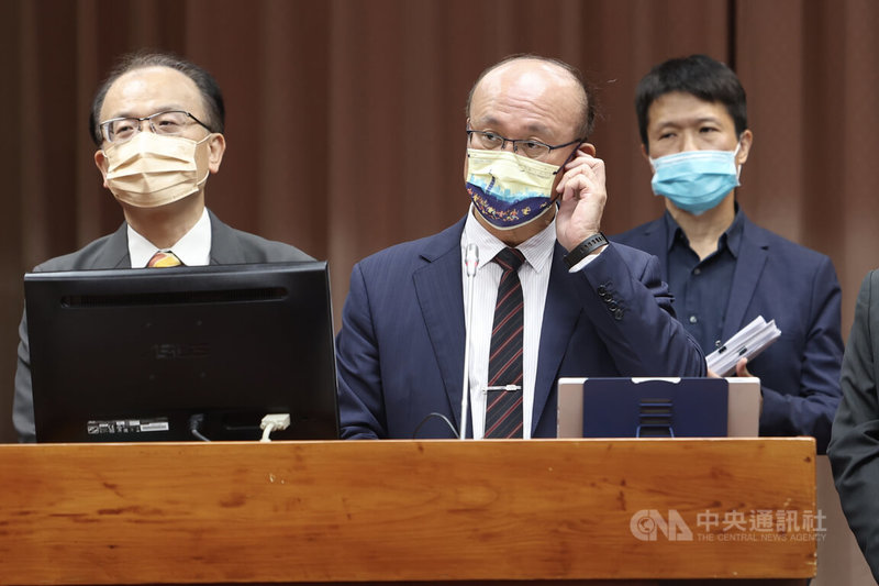 民進黨立委陳秀寶13日在立法院教育及文化委員會質詢時，指出1月舉辦的學科能力測驗，高雄一間考場在英文科考試時間傳出里長廣播干擾。教育部次長林騰蛟（左2）答詢承諾，將檢討事前溝通相關機制，並加強試務人員應變訓練。中央社記者吳家昇攝 112年3月13日