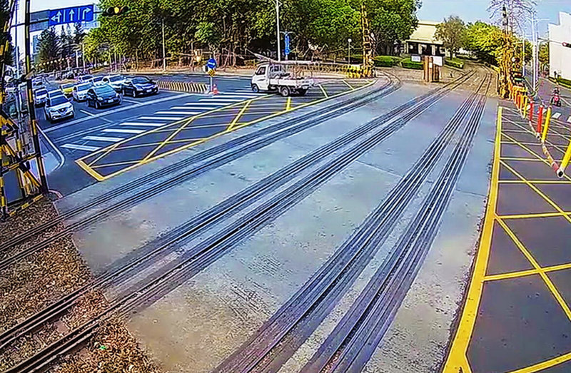 阿里山林業鐵路嘉義市忠孝路平交道，13日上午發生小貨車闖越平交道事故，造成平交道柵欄設施損壞，幸無人員受傷。圖為監視器畫面。（林鐵及文資處提供）中央社記者蔡智明傳真  112年3月13日