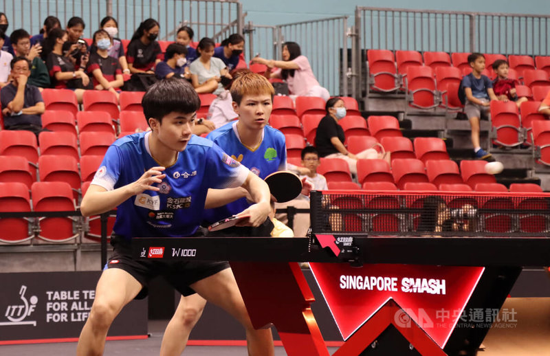 台灣桌球一哥林昀儒（左）13日搭配陳思羽（右）在新加坡大滿貫賽混雙16強賽，以3比1擊敗巴西組合伊西與布魯娜，挺進8強。中央社  112年3月13日