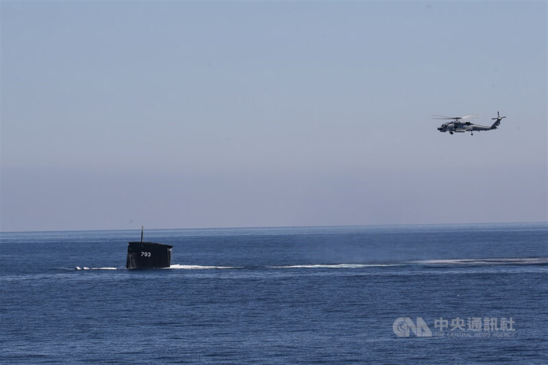 圖為去年漢光演習國軍實施「海空聯合反潛」，成功讓扮演敵軍潛艦的劍龍級艦緊急上浮。（中央社檔案照片）
