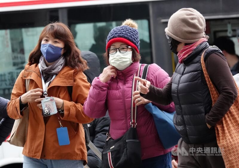 中央氣象局表示，1日晚起東北季風增強，恐達冷氣團等級，北部轉冷。圖為台北市南港區民眾穿著保暖衣物禦寒。（中央社檔案照片）