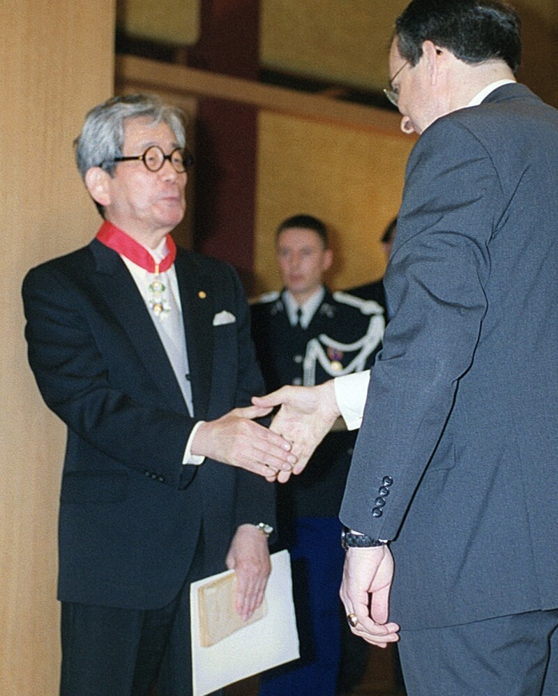大江健三郎（前左）2002年被授法國象徵藝術文化最高榮譽的「軍團司令勳章」。（共同社）