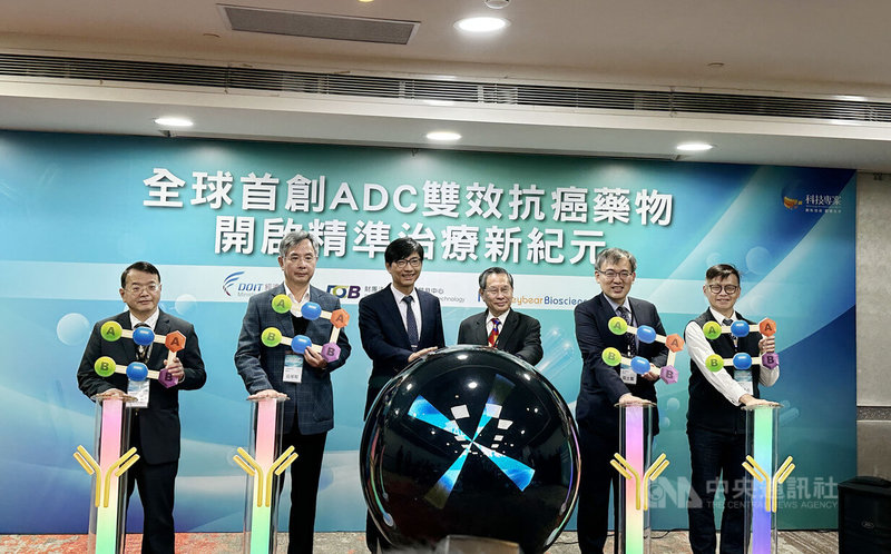 經濟部旗下法人單位生技中心研發的抗體藥物複合體（ADC）技術平台以6.9億元授權給旭富製藥集團投資的嘉正生技，授權金額創歷年來最高紀錄。圖左起為生技中心執行長吳忠勳、旭富製藥董事長翁維駿、經濟部技術處處長邱求慧、生技中心董事長凃醒哲、嘉正生技執行長莊士賢、經濟部技術處簡任技正戴建丞。中央社記者韓婷婷攝  112年3月13日