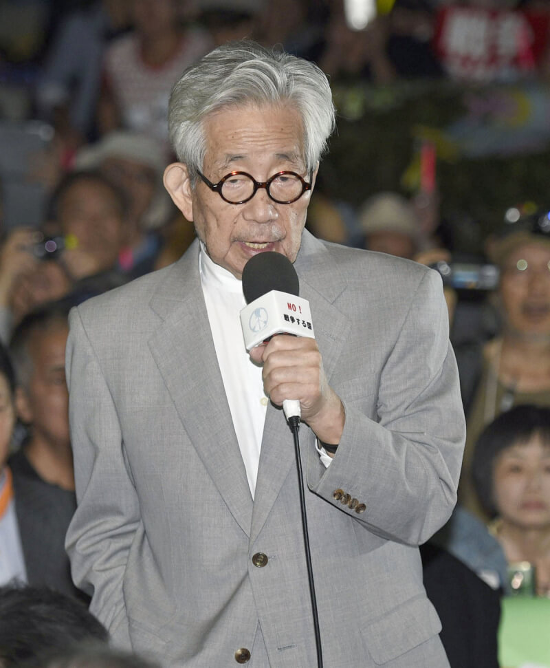 日本第二位諾貝爾文學獎得主大江健三郎3月3日逝世，享壽88歲。圖為2015年他在反安保法案集會中發表演說。（共同社）