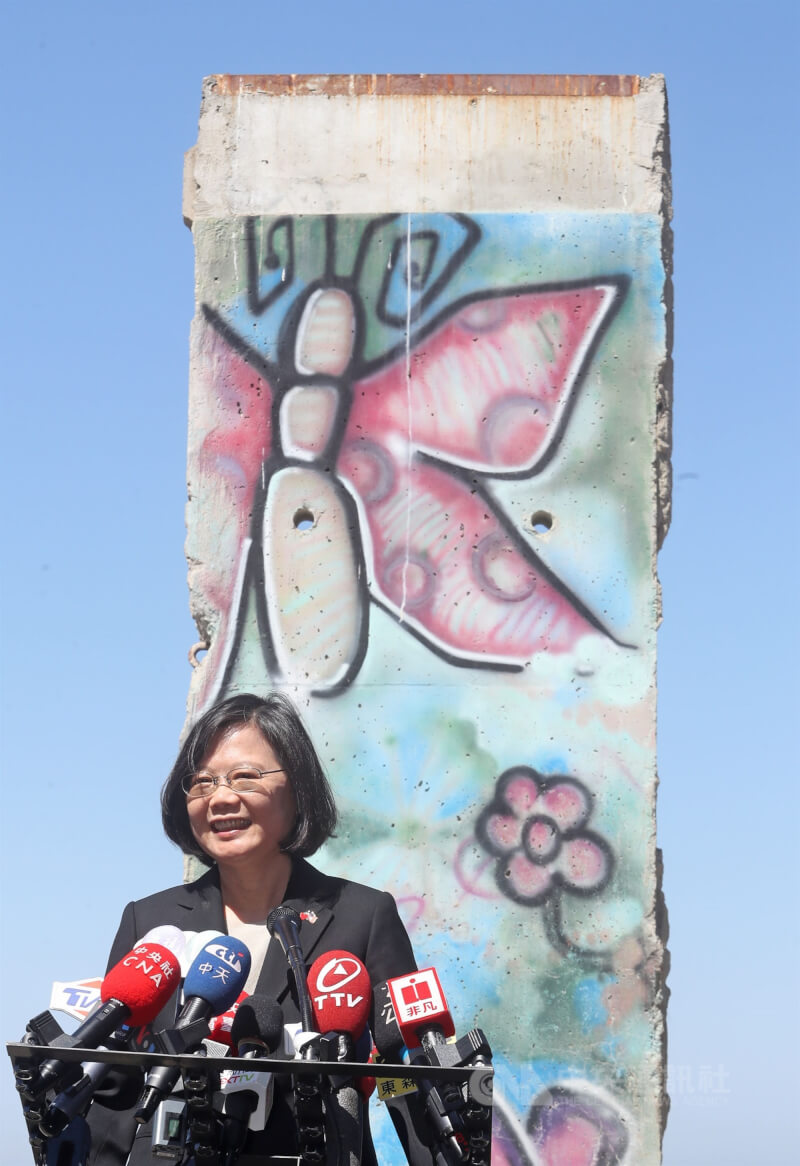 蔡總統2018年赴美參訪雷根圖書館,在柏林圍牆遺跡前發表談話。(中央社檔案照片)
