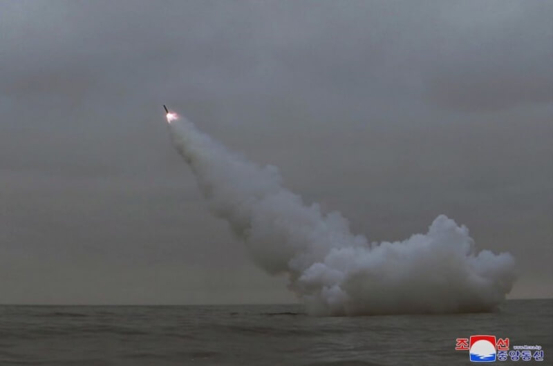 北韓中央通信社報導，北韓12日從一艘潛艦上試射兩枚戰略巡弋飛彈。（圖取自北韓中央通信社網頁kcna.kp）