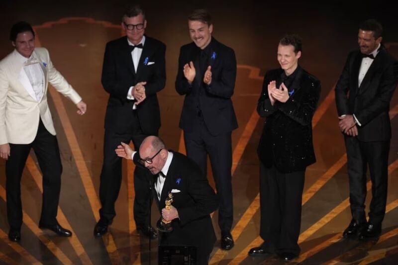 德國電影「西線無戰事」12日在奧斯卡頒獎典禮勇奪最佳國際影片獎，導演愛德華柏格（前）拿著獎座致詞。（路透社）